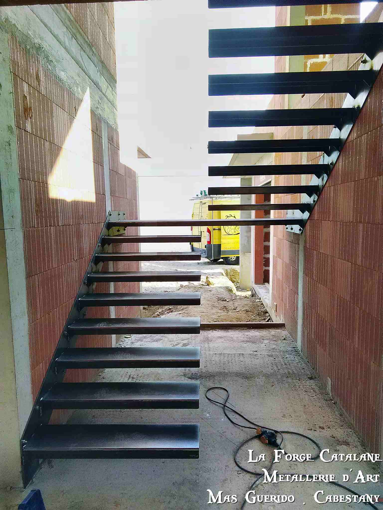 escalier sans limon apparent marches fer forge catalane.jpg